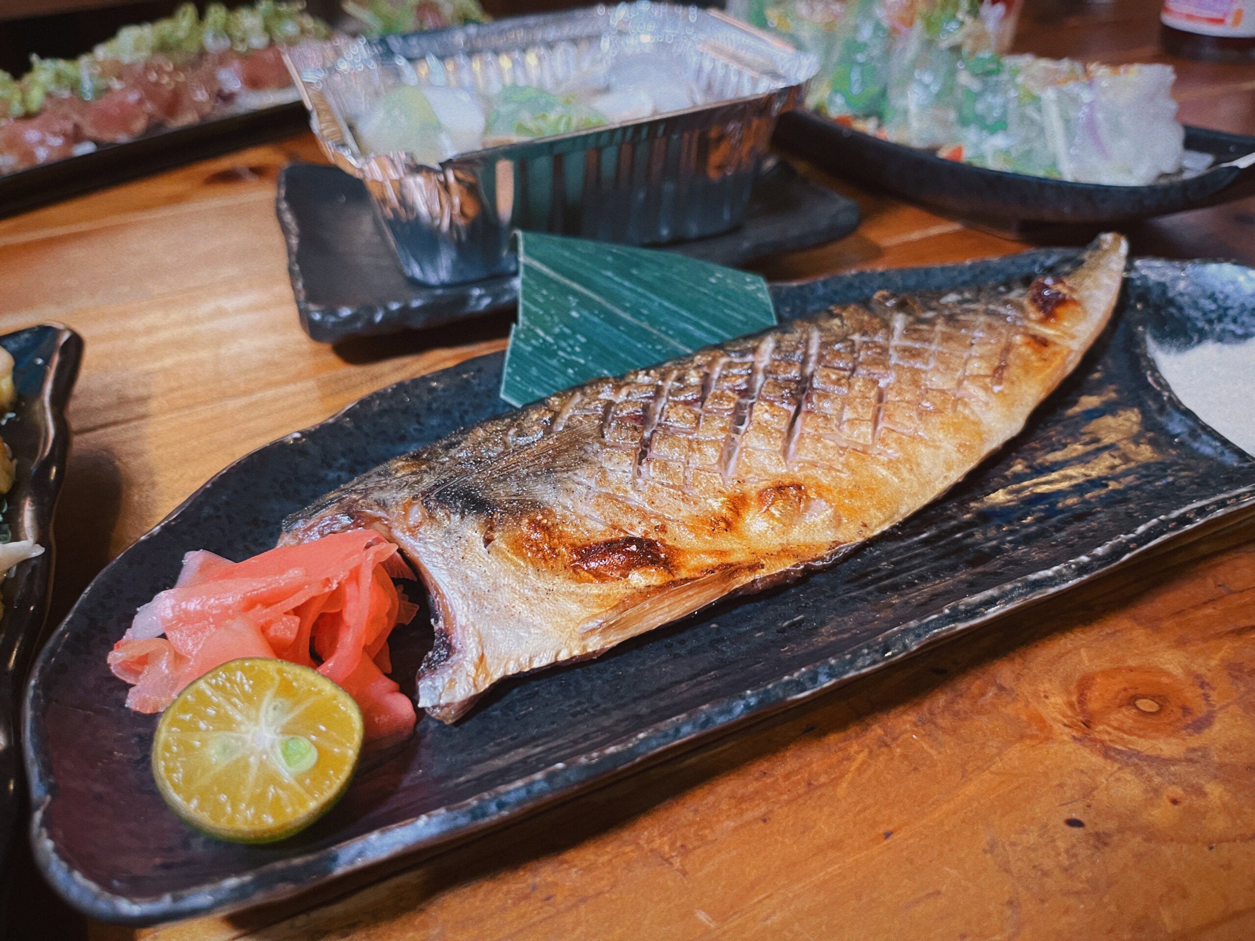 隱居居酒屋推薦餐點。日式岩烤鯖花魚